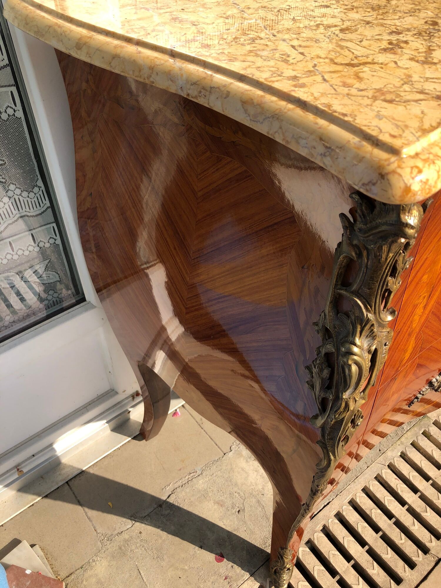 Commode de style Louis XV en marqueterie