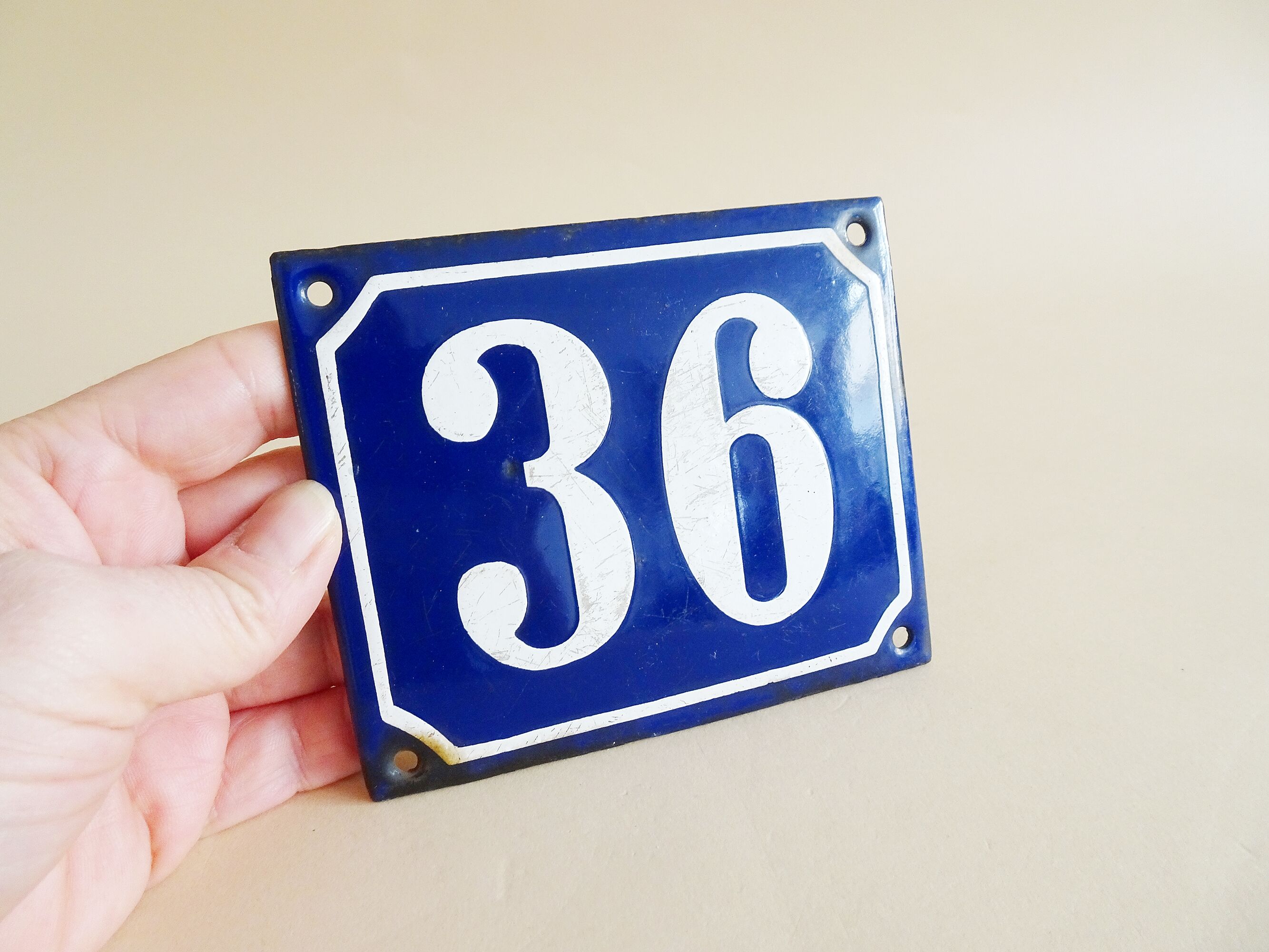 Plaque d’immatriculation de la vieille maison en bleu blanc, panneau en émail numéro 36