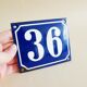 Plaque d’immatriculation de la vieille maison en bleu blanc, panneau en émail numéro 36