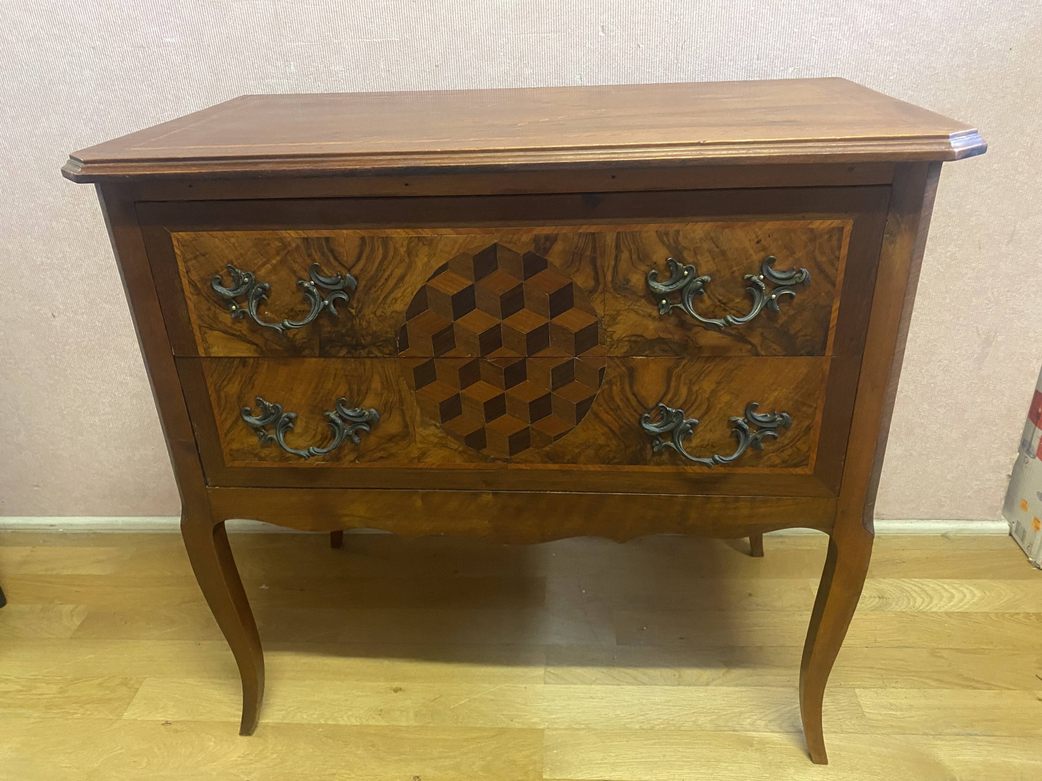 Petite commode de style Louis X.V. en parqueterie de bois de rose;