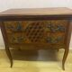 Petite commode de style Louis X.V. en parqueterie de bois de rose;