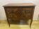 Petite commode de style Louis X.V. en parqueterie de bois de rose;