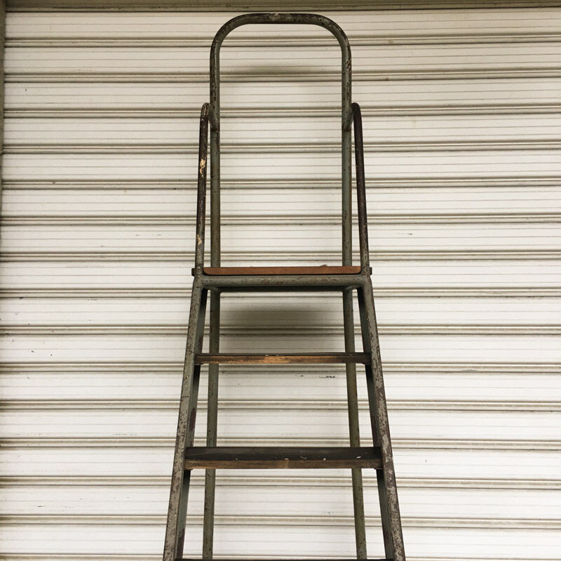 Mobile stool of workshop