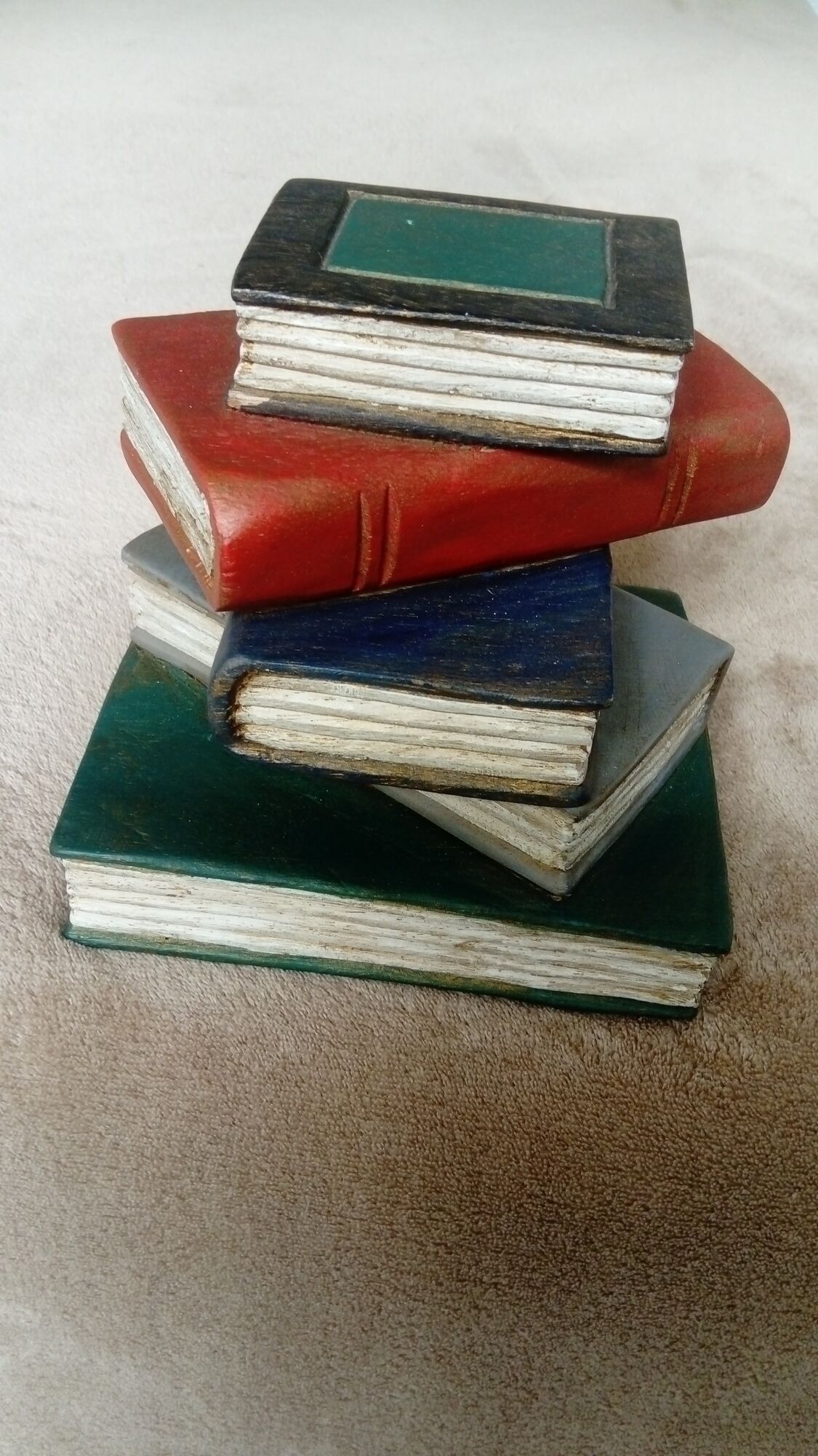 Hold pile holder of books carved wood trompe l oeil