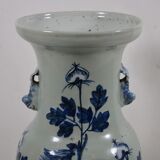 Vase maillet en porcelaine à décor bleu et blanc de phénix sur un rocher.