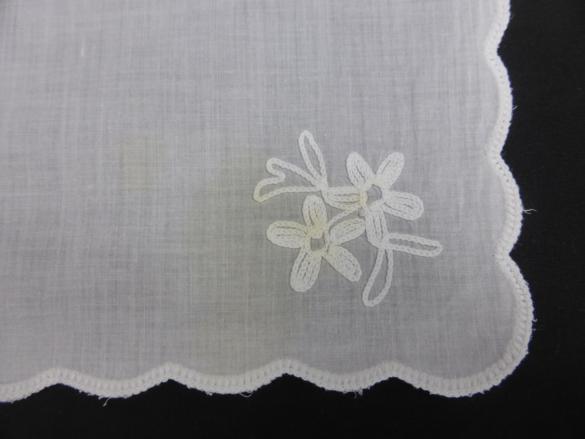 Nappe et 8 serviette en voile de coton brodé de fleurs au point de cornély-160x215cm