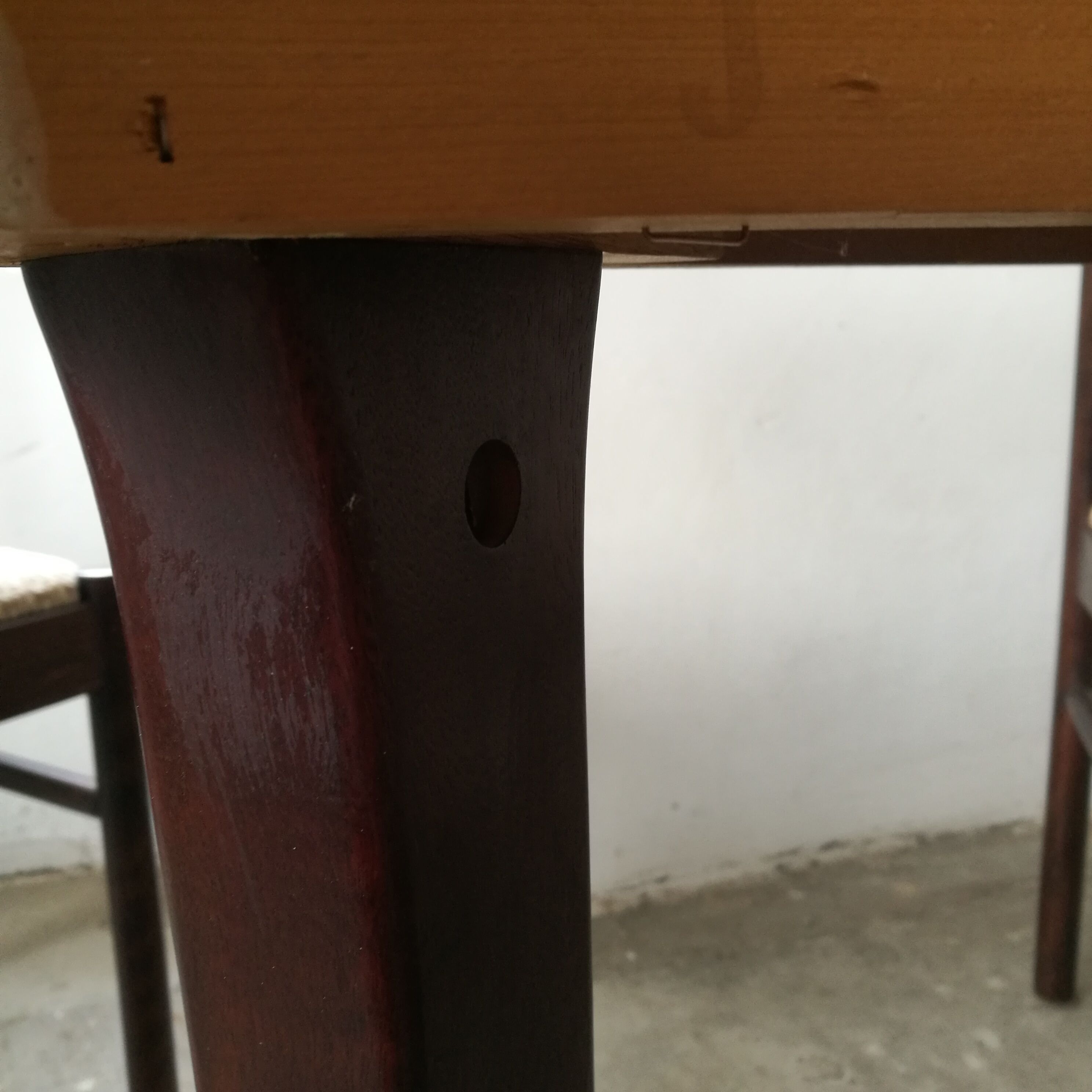Round table, rosewood extendable, butterfly extension