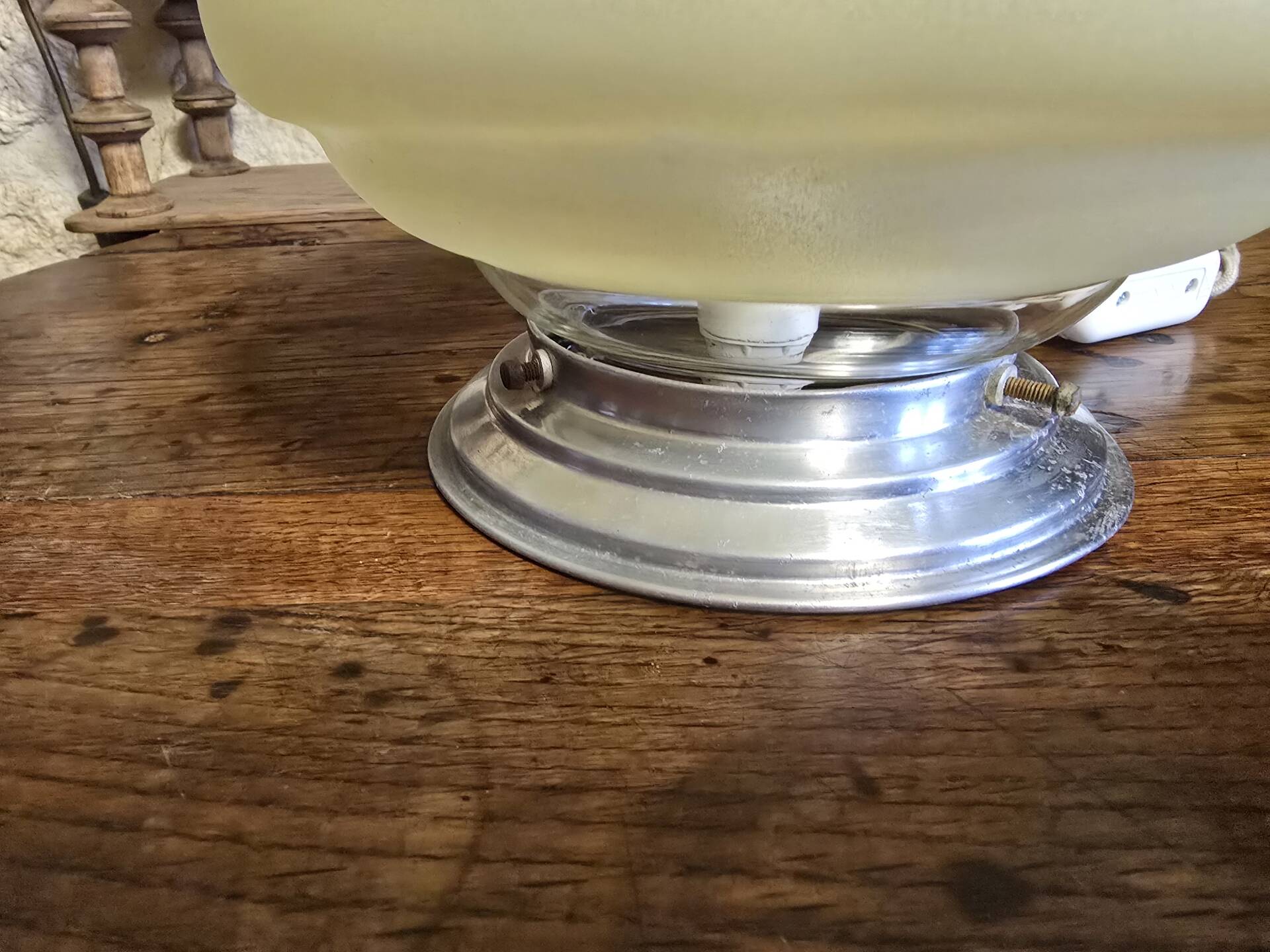Vintage table lamp Globe saucer in frosted yellow glass with a trim.