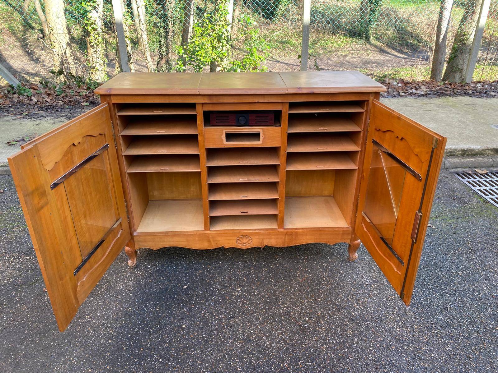 Louis XV buffet in solid wood from the 20th century with a turntable.