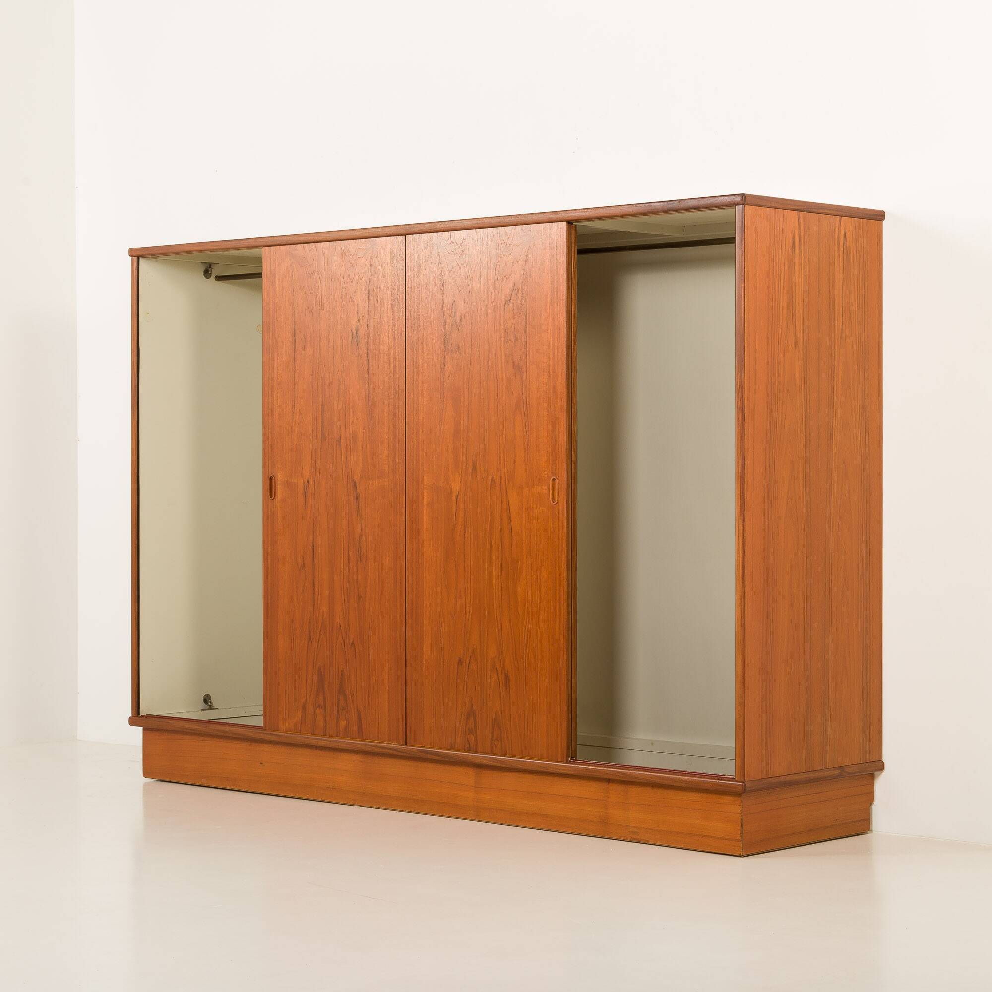 Armoire en teck danoise grande des années 1960.