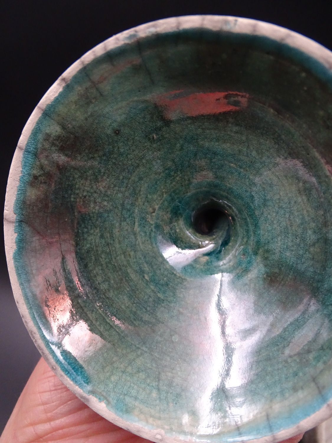 Boite en raku moderne signée, joli prise brutaliste et couleurs superbes