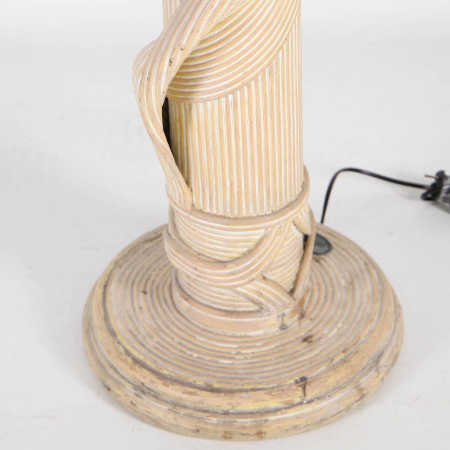 Lampadaire en rotin et soie
