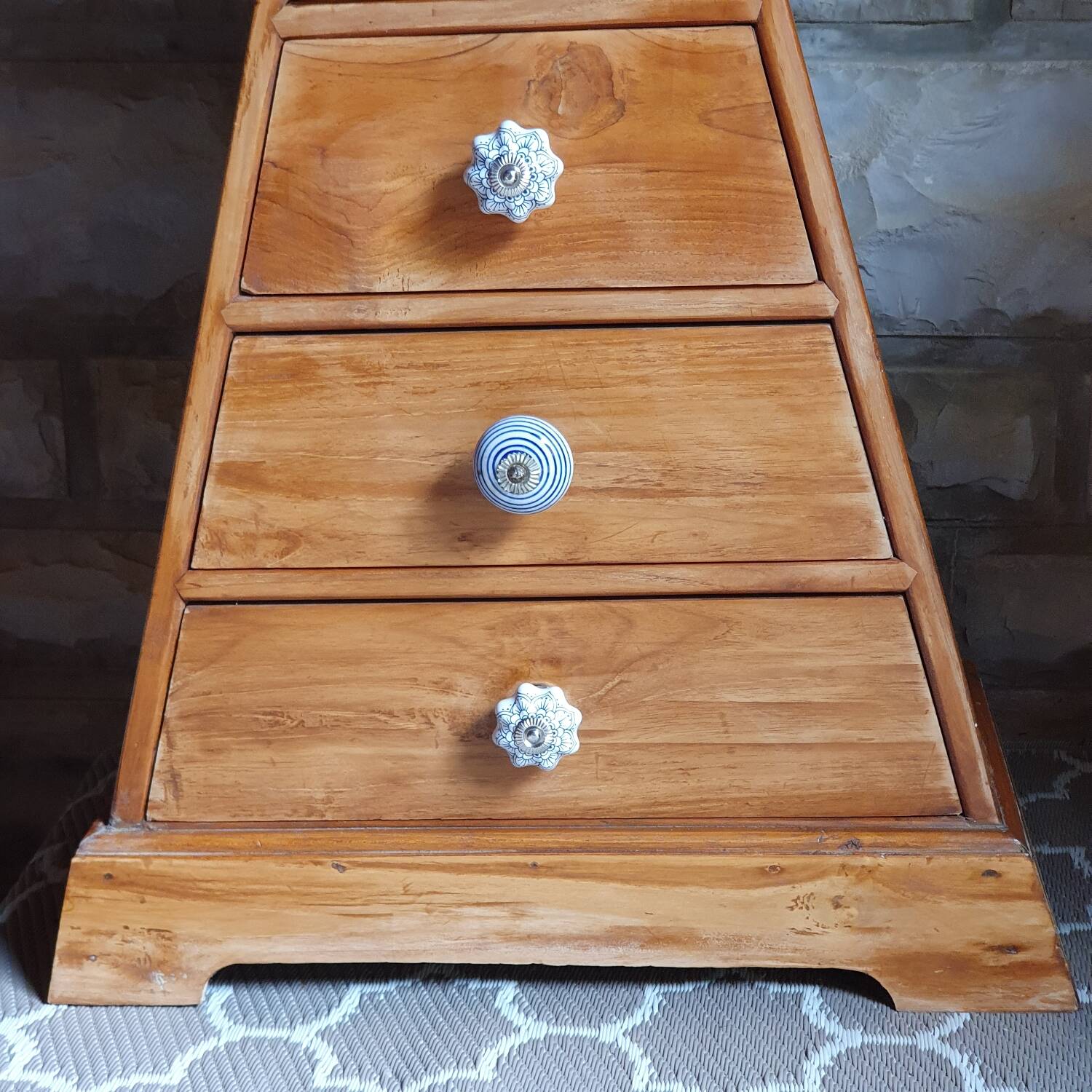 Pyramid-shaped chest of drawers