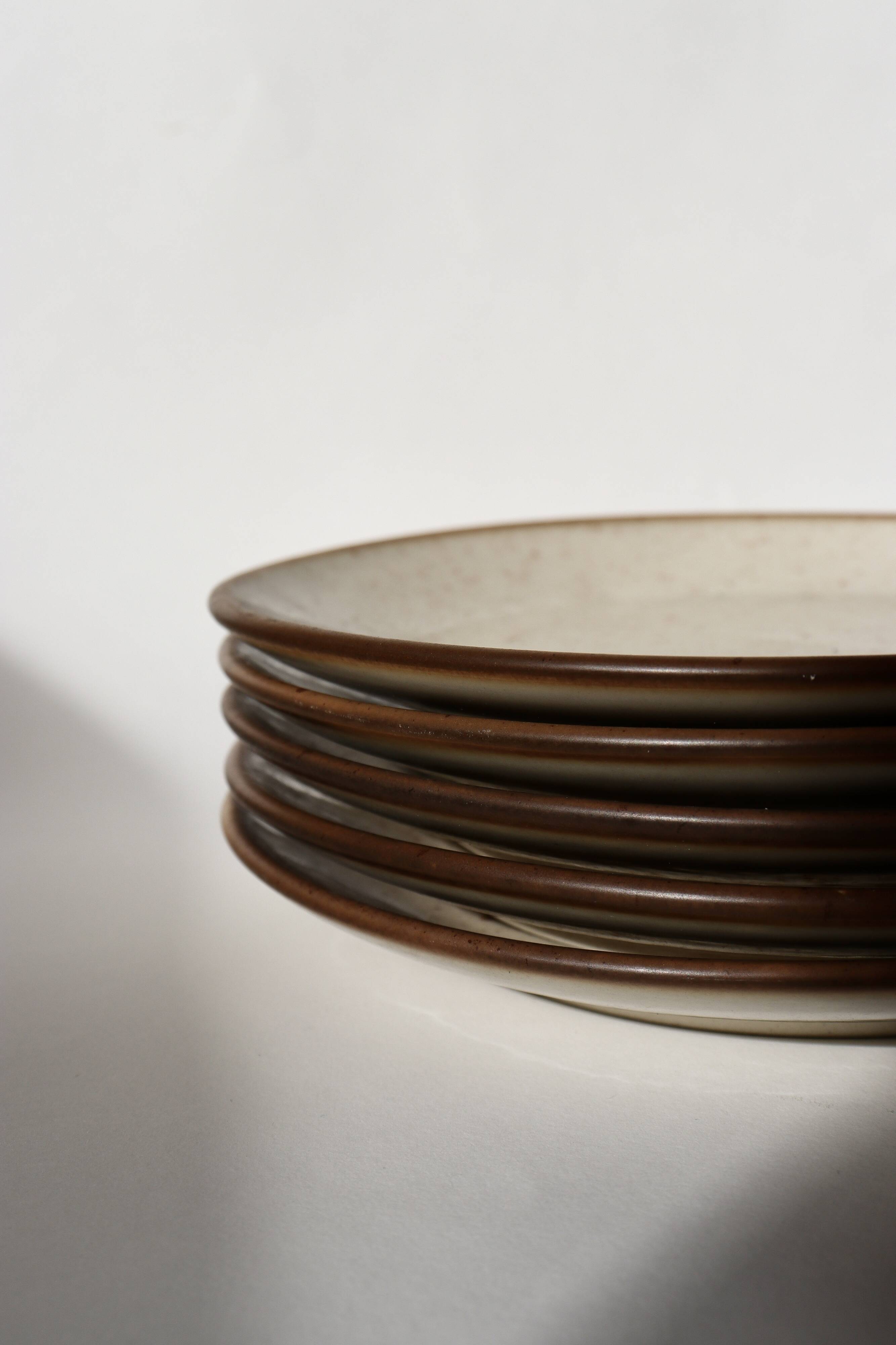 Lot d’assiettes en grès moucheté