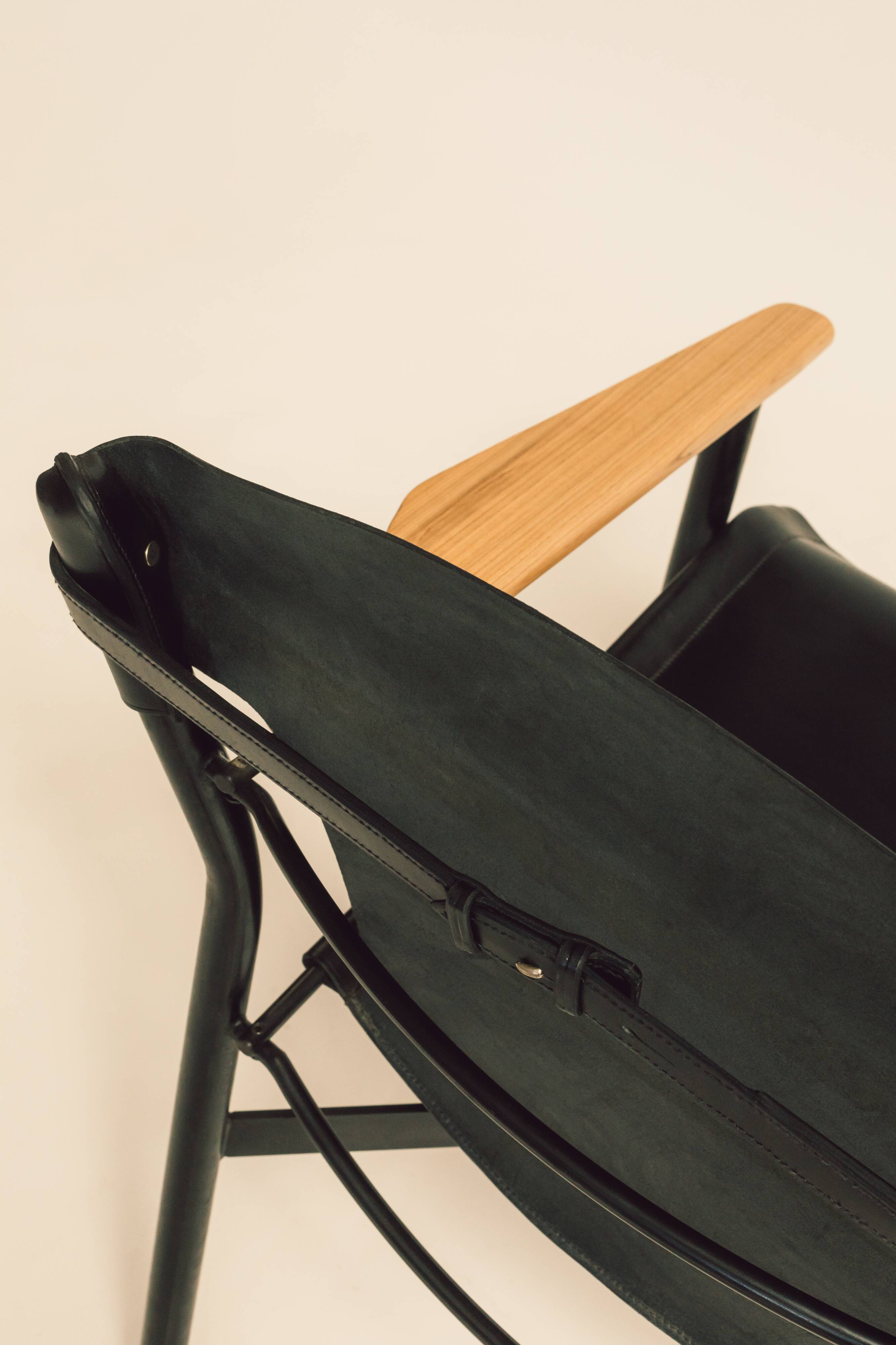 Maërl armchair, Galathée model, black leather, solid wood armrests of your choice