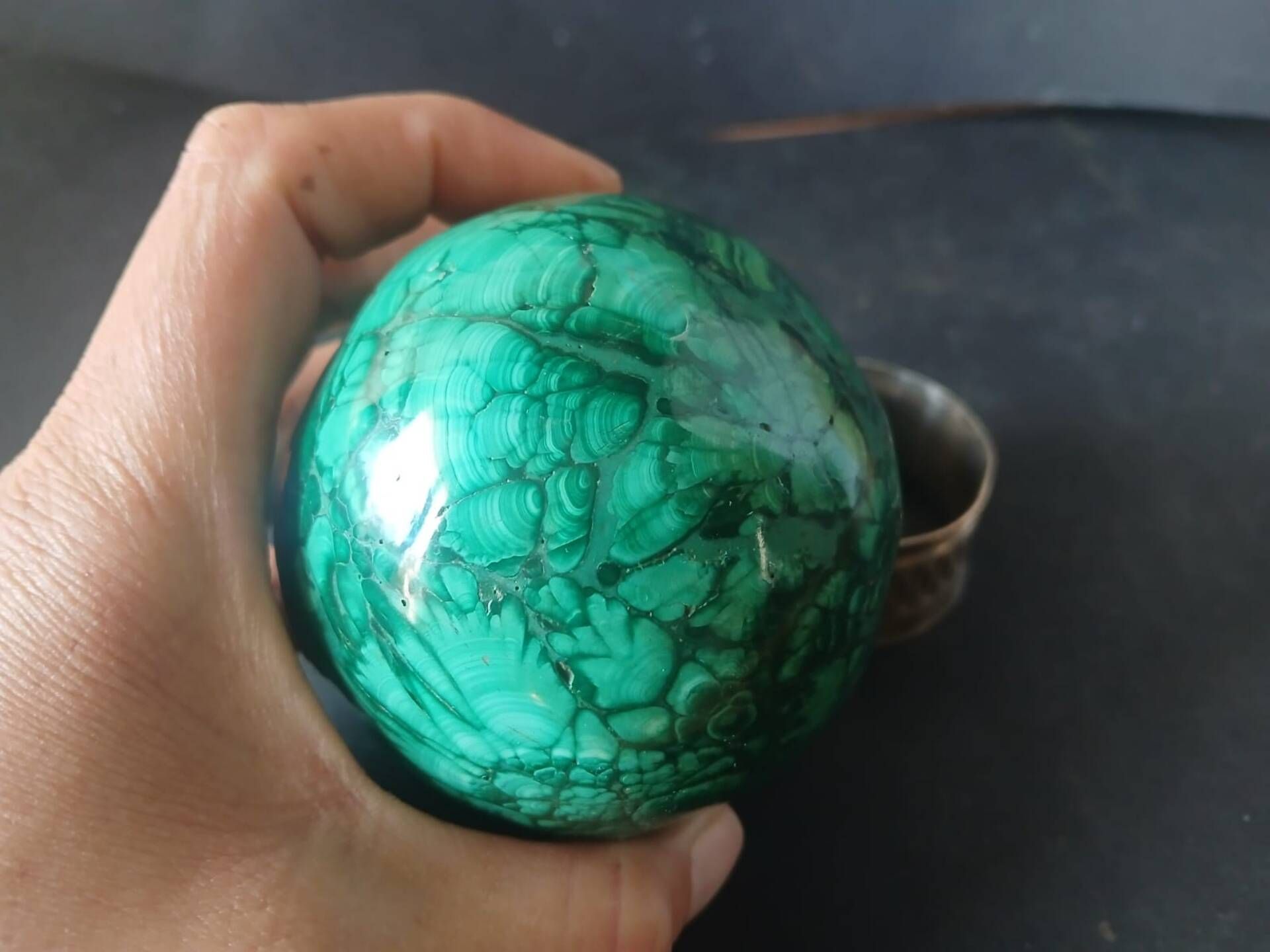 Large decorative egg in natural malachite