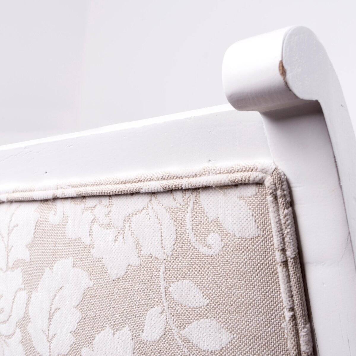 Two-seater canapé painted white with reupholstered beige fabric, wooden frame painted in 1890 style.