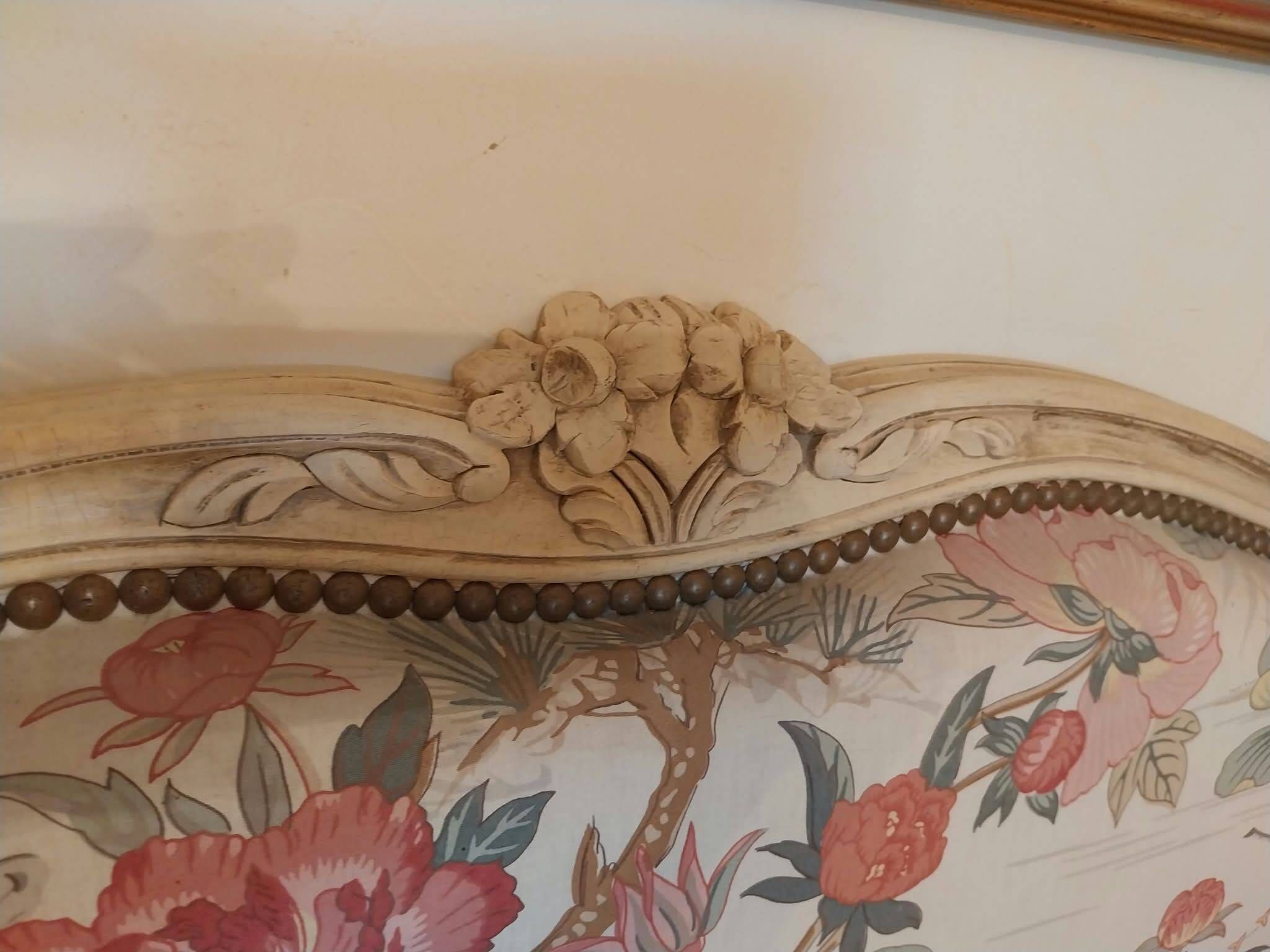 Lit double style Louis XV – Bois patiné et tissu fleuri