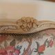 Lit double style Louis XV – Bois patiné et tissu fleuri