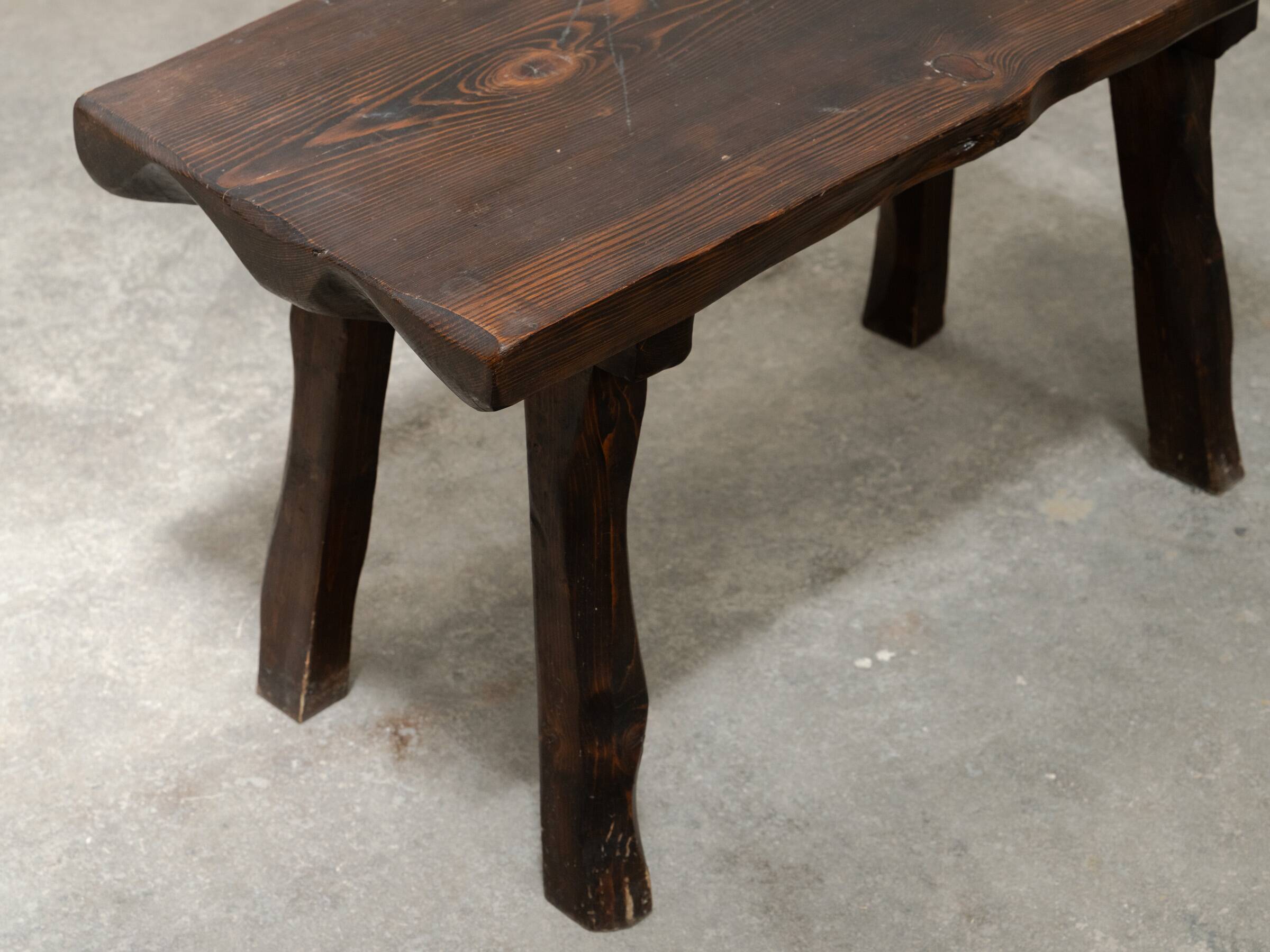Ensemble table basse et tabourets brutaliste en pin noirci 1960