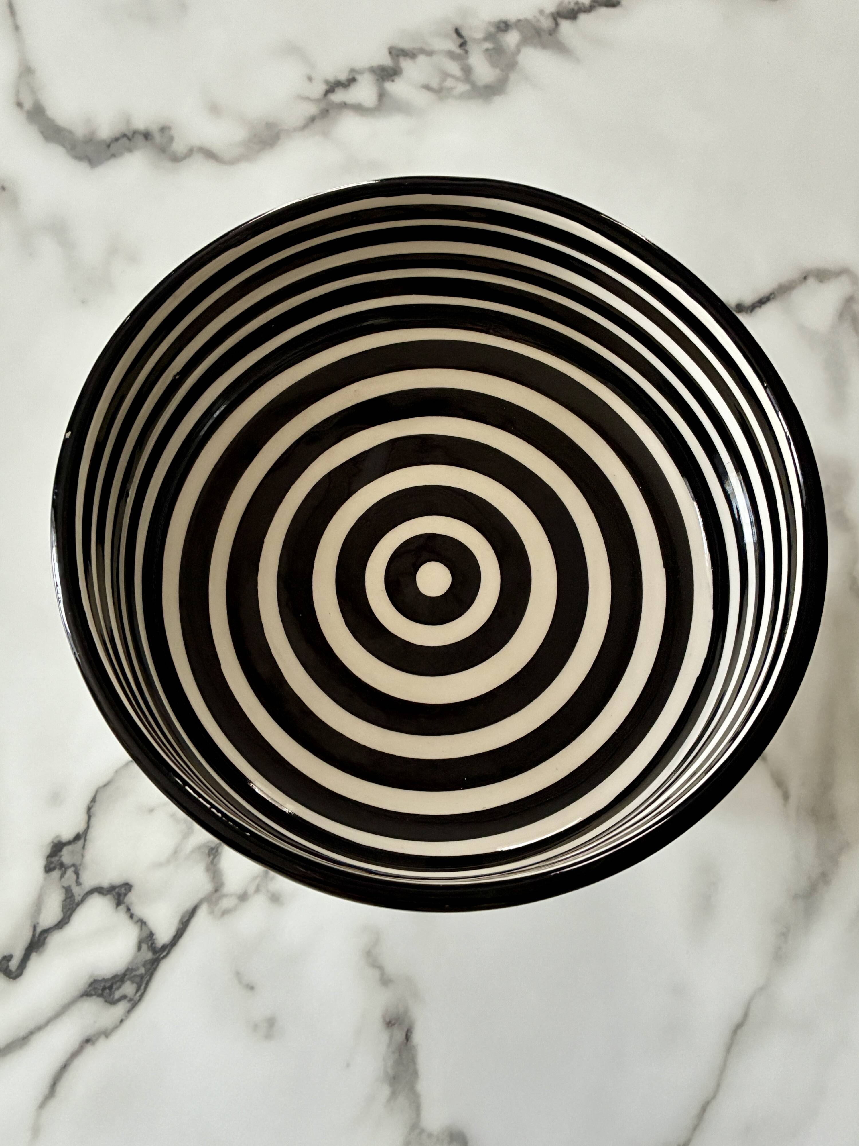 XL coupe presentation or base with black and white stripes.