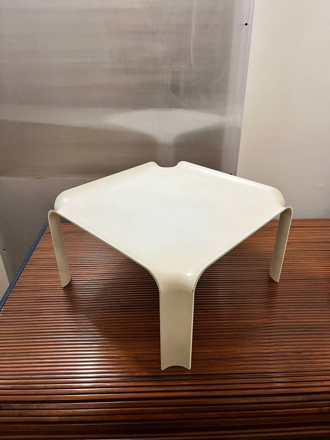 Table d’appoint Pierre Paulin pour Artifort – Modèle T877 – Blanc