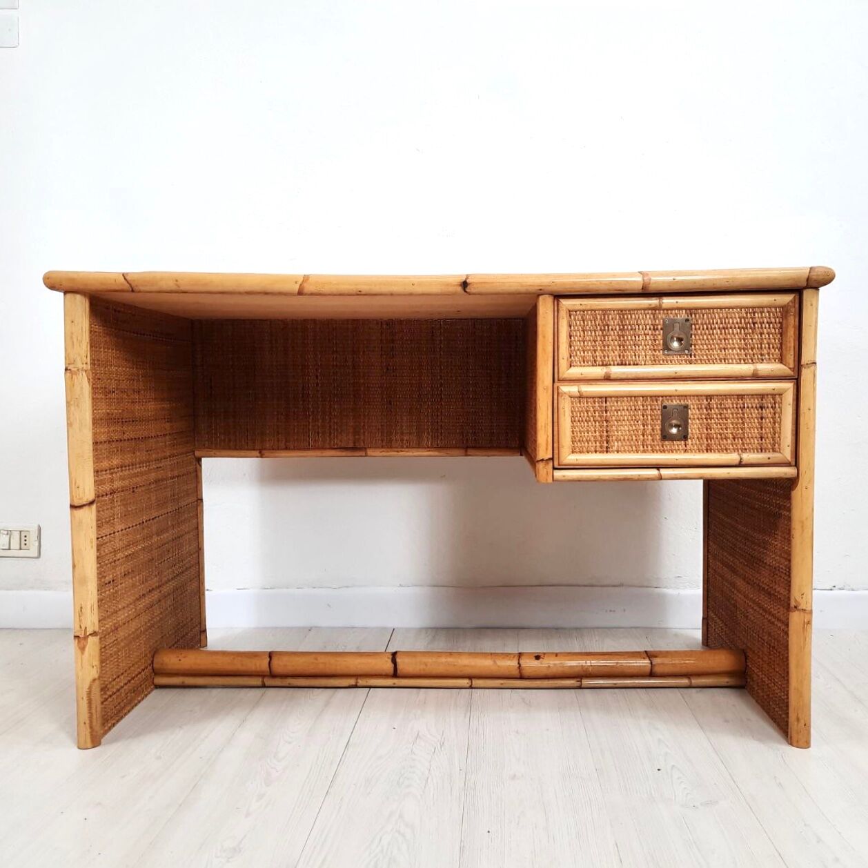 Bureau des années 60, Dal vera, bambou et osier, poignées en laiton