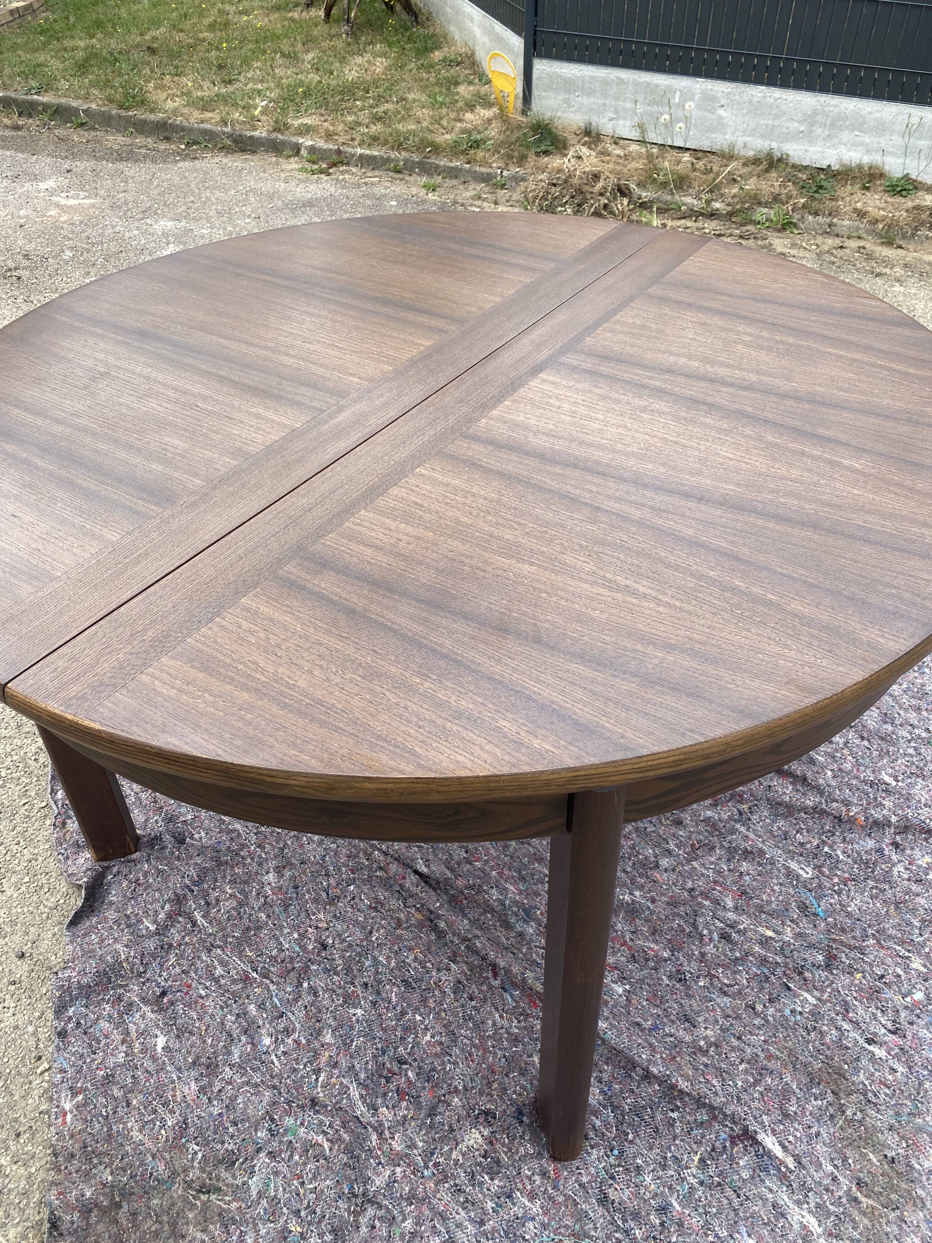 Vintage extendable dining table