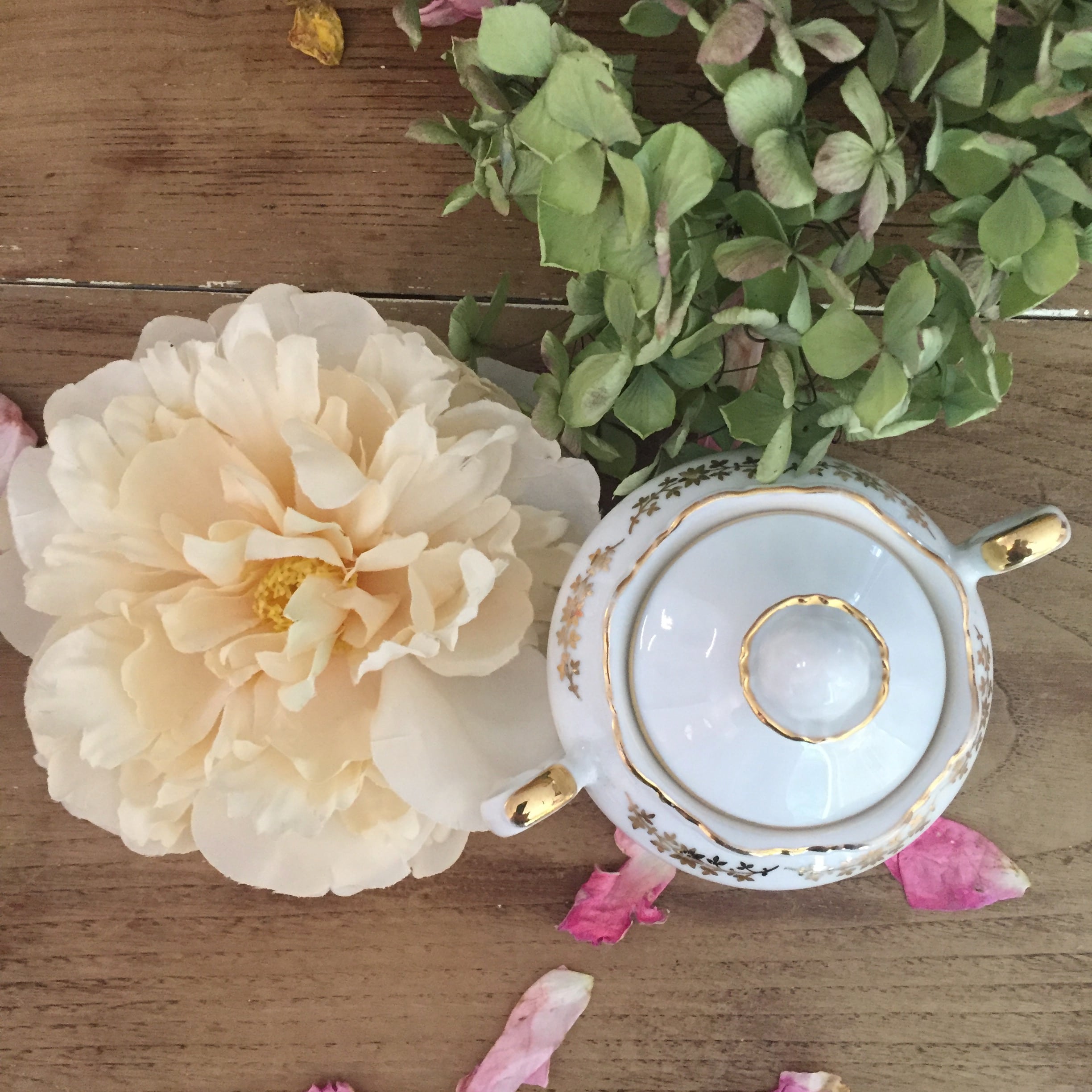 White and gilded porcelain sugar bowl