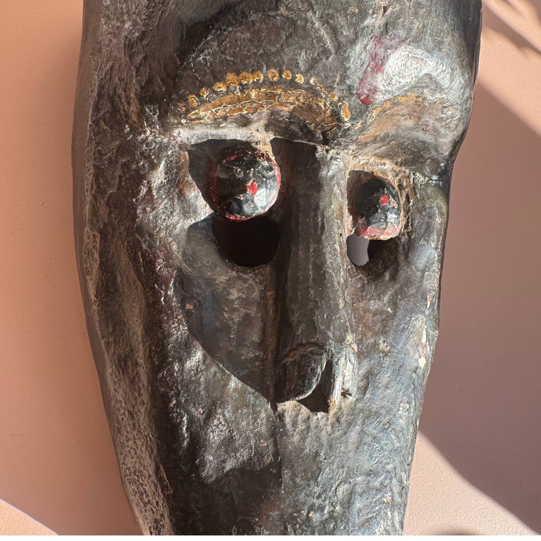 Masque rituel de l’Himalaya – sculpté à la main – yeux polychromes – Népal