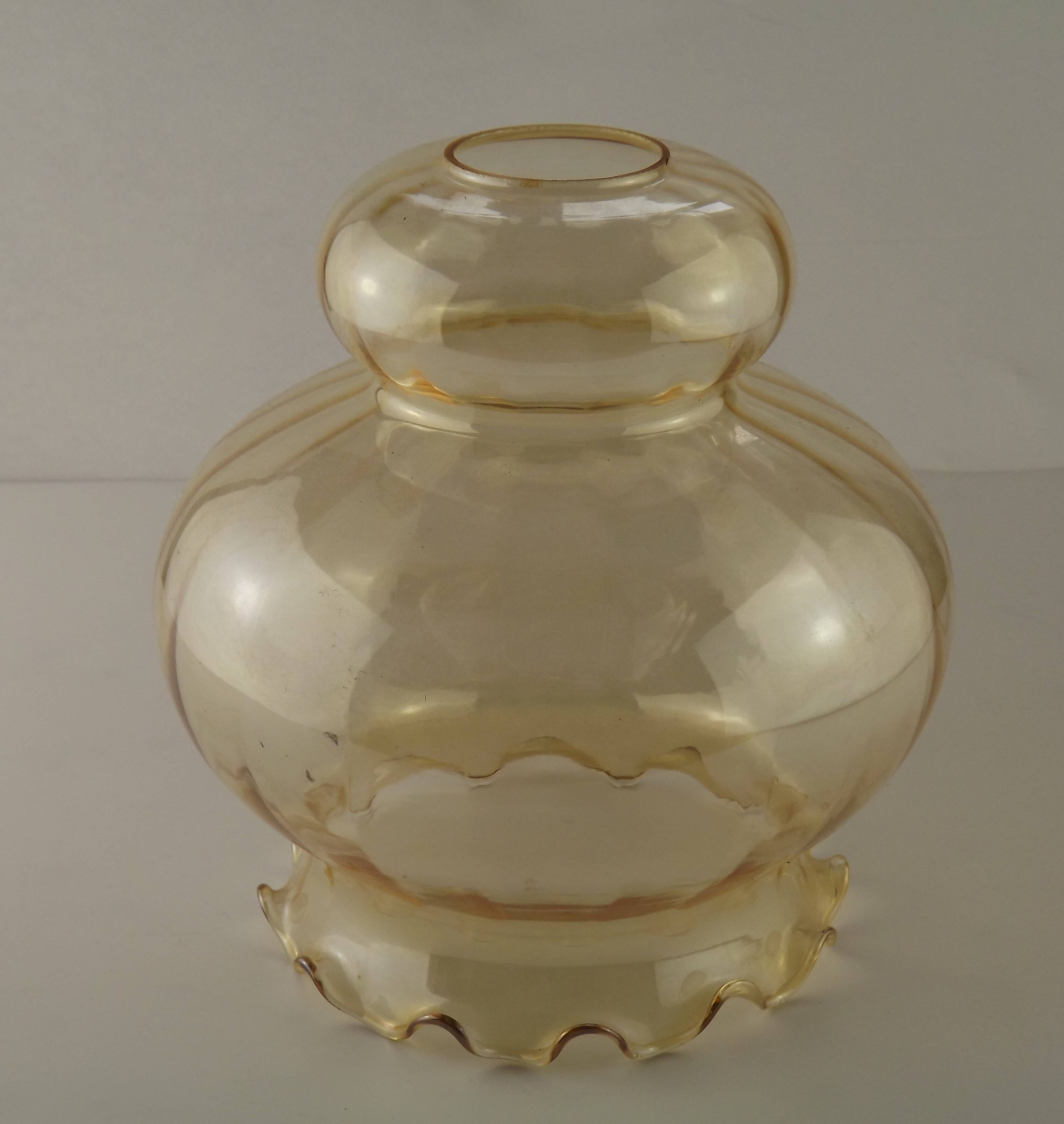Grand abat-jour en verre ambré du milieu du siècle avec effet nervuré et bord festonné