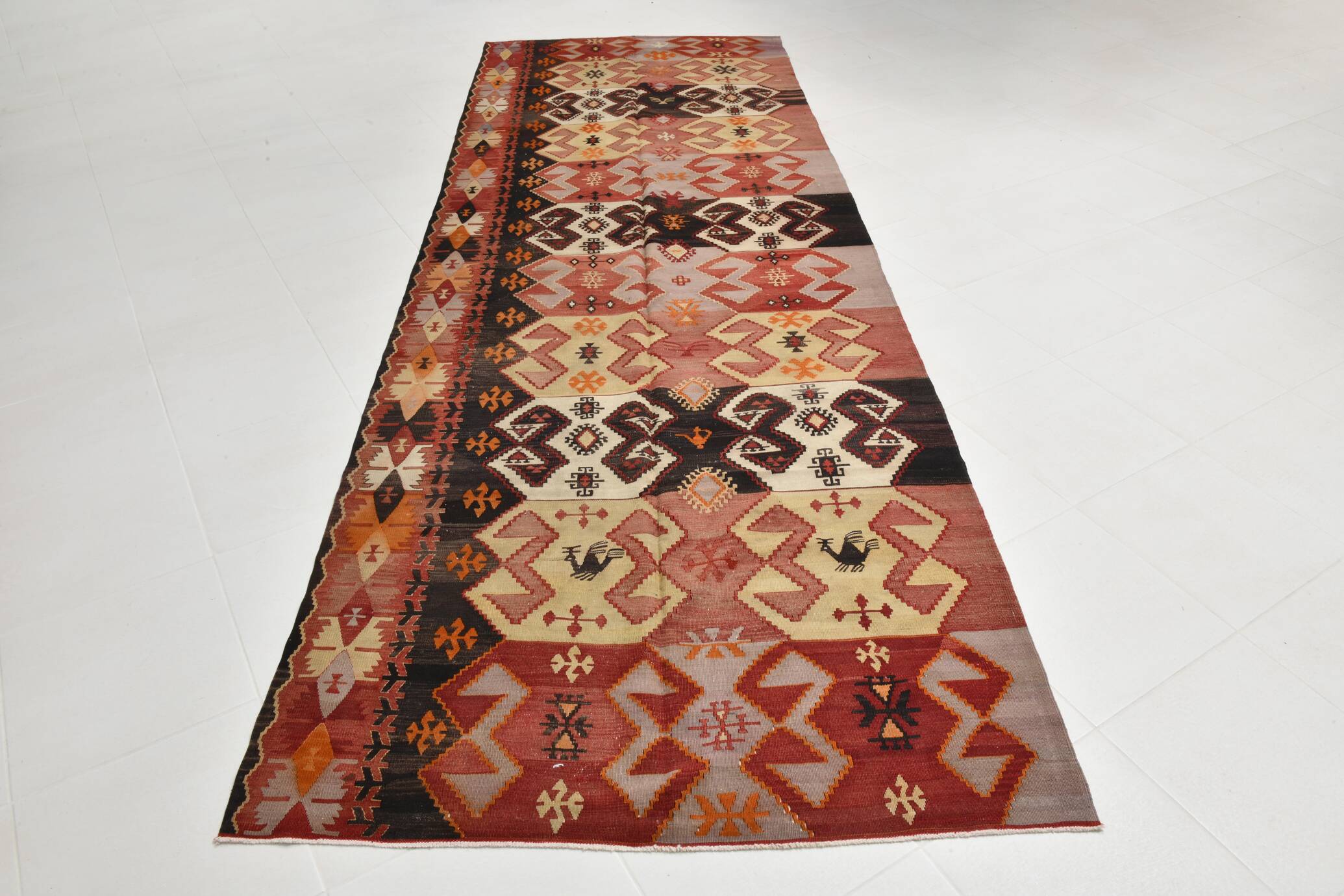 Tapis couloir vintage 4x13 Kilim marron foncé et rouge, 139x396 cm