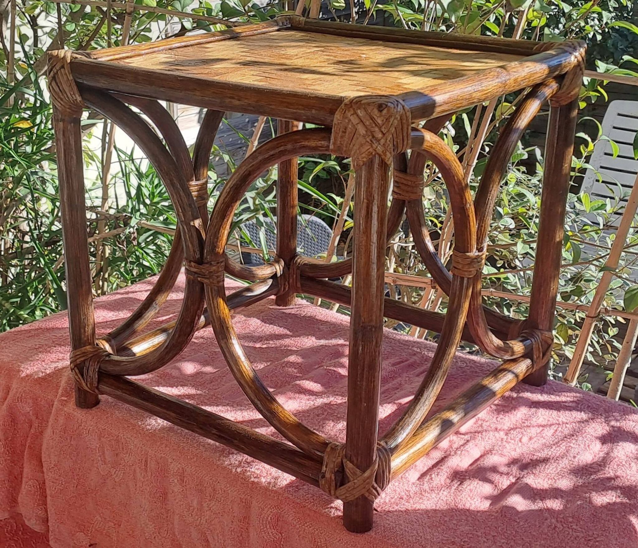 Table basse en bambou coloris miel vernissé Pier Import 1980