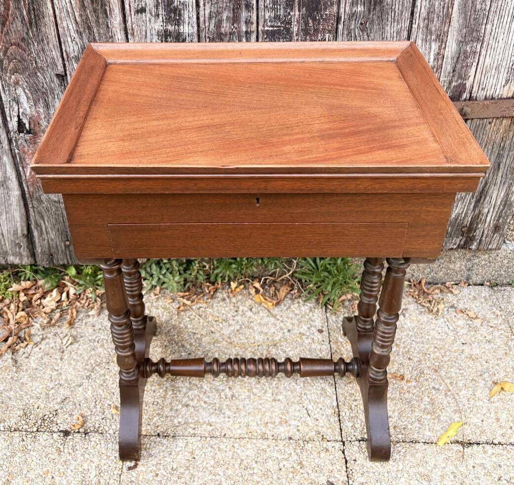 Traveling mahogany dressing table, working woman, Victorian charm - 19th century.