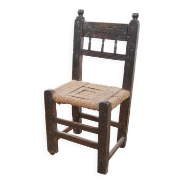 17th-century farmhouse chair with carved motifs – wabi sabi