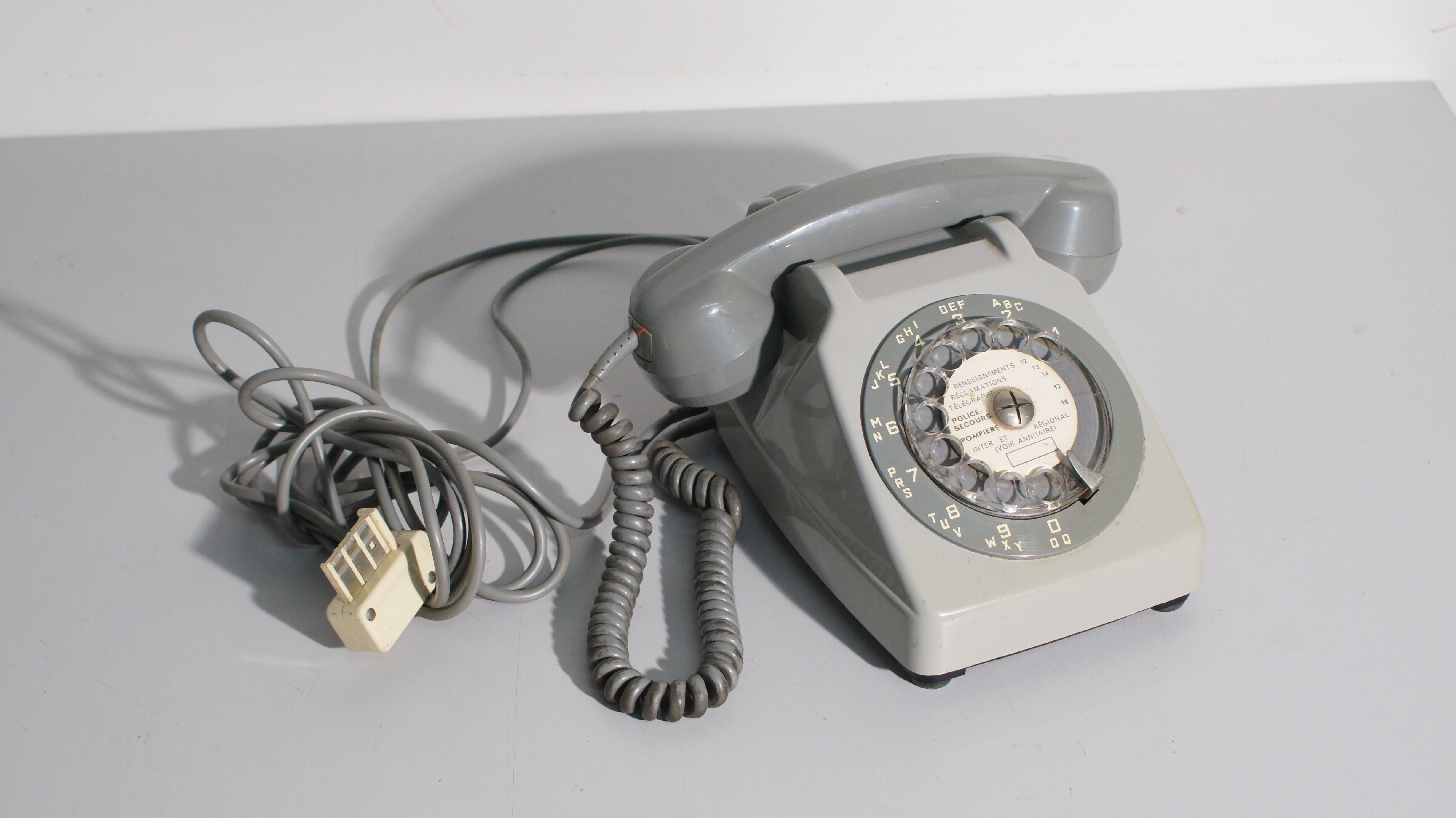 Téléphone vintage années 80 gris