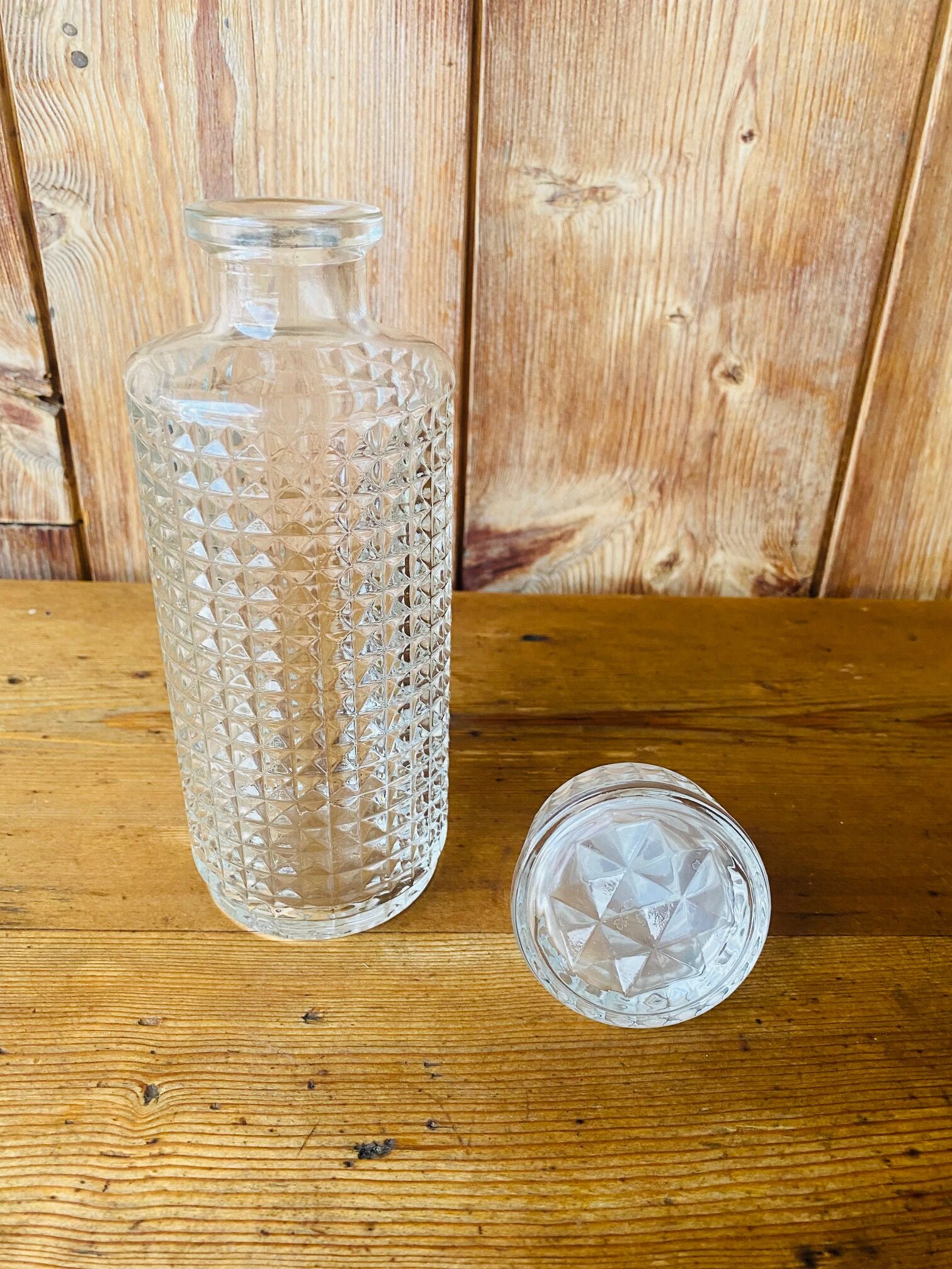 Round whisky decanter diamond tip