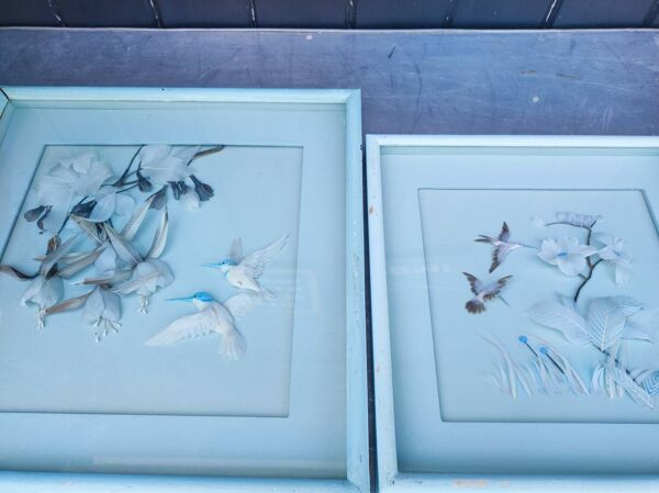 Deux tableaux vintage réalisés avec des plumes, motif colibri
