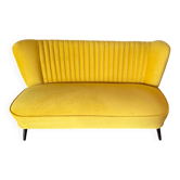Canapé mid-century scandinave jaune en velours, cadre et pieds en hêtre massif, années 1950