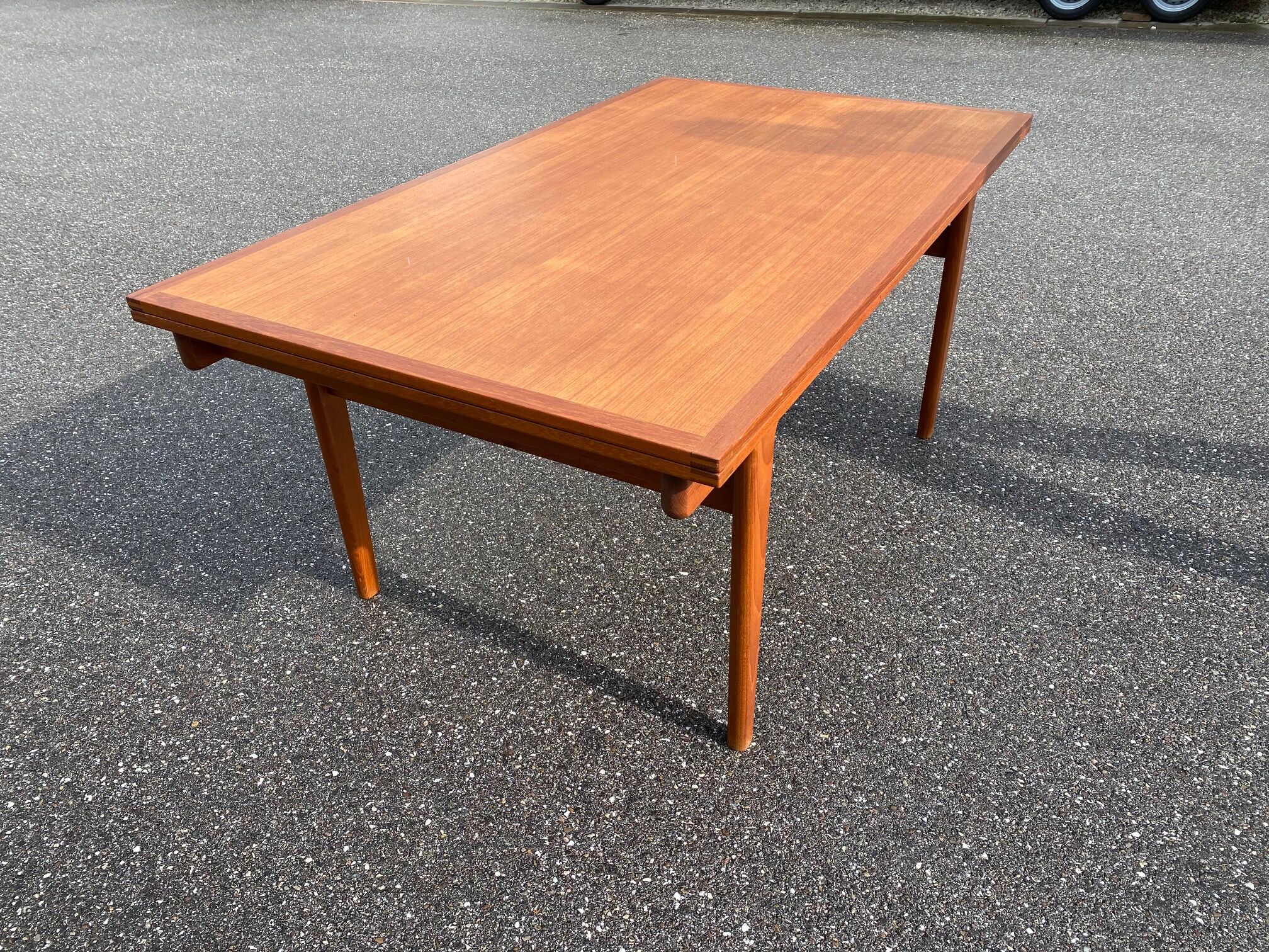 Niels calf otto dining table with extensions