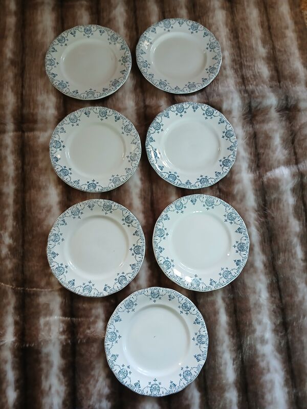 7 assiettes à dessert anciennes en Terre de fer