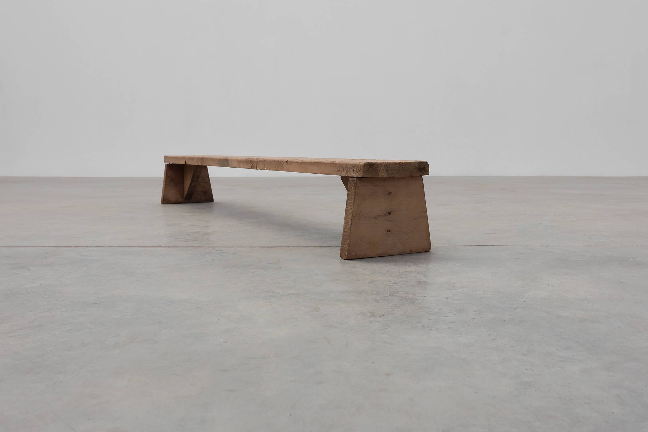 Banc bas rustique français en bois massif de style wabi wabi, vers 1880