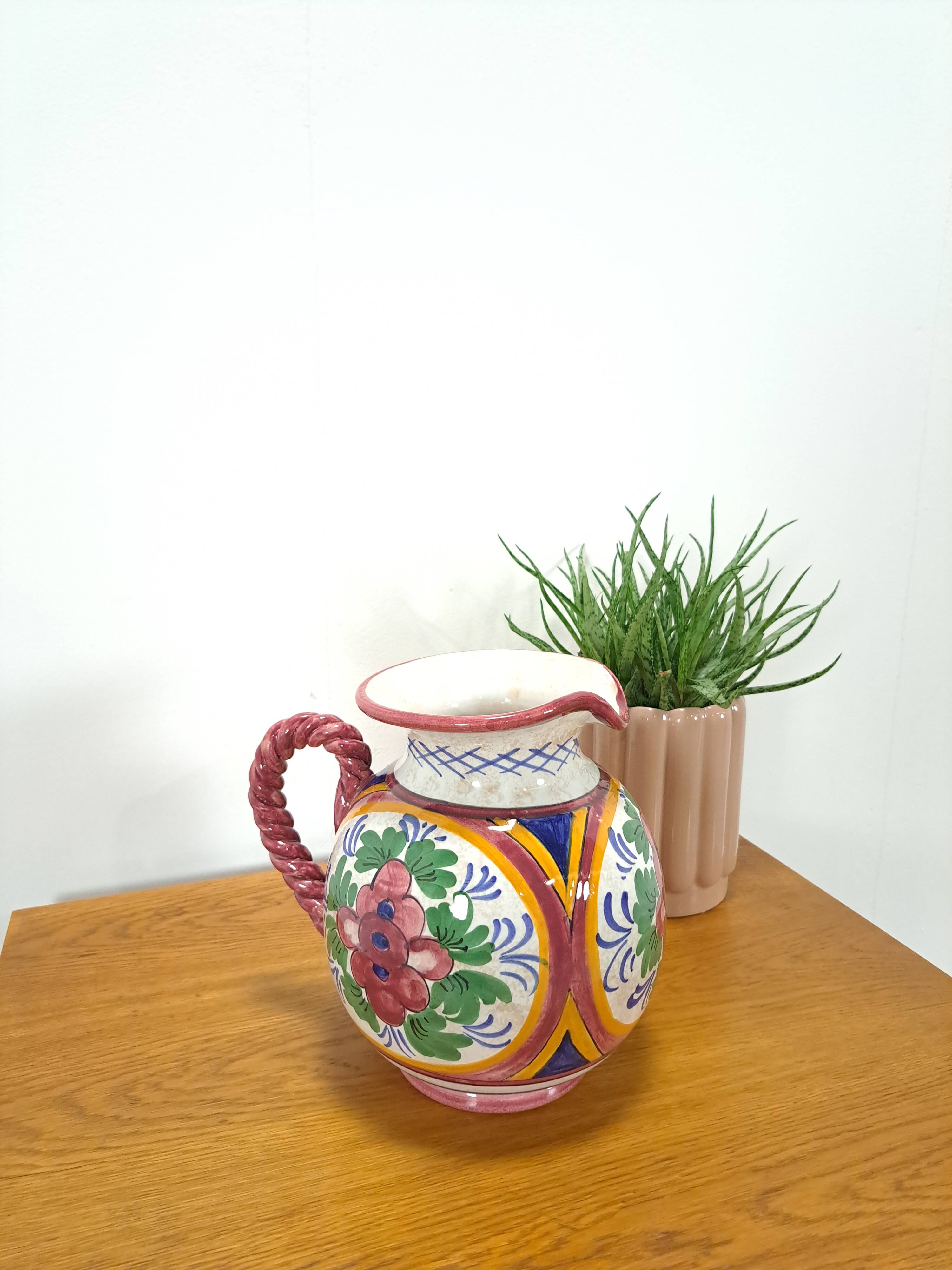 Porseleinen vintage roze kan met bloemen