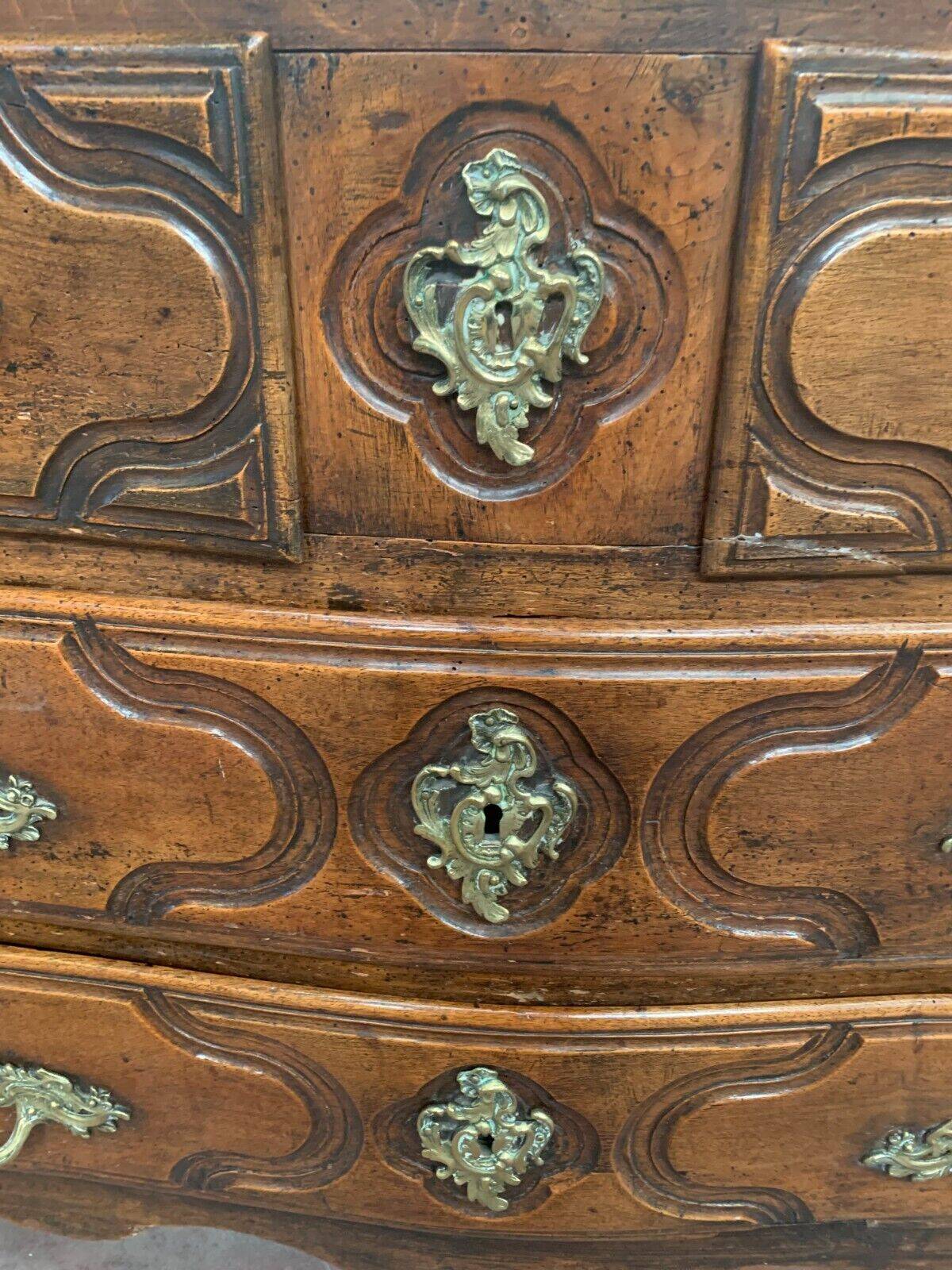 Commode Louis XIV en noyer massif XVIII siècle