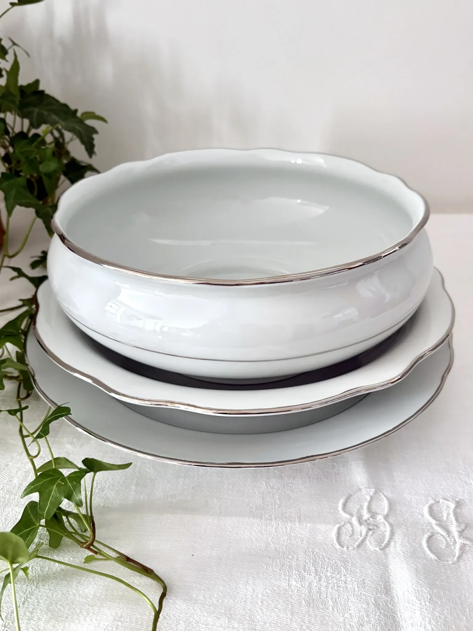 3 plats ronds porcelaine blanche