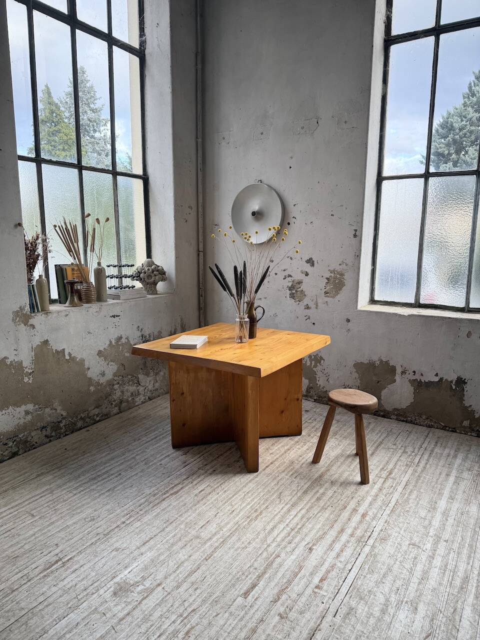 Table carrée moderniste en pin massif, années 50