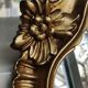 Miroir style Baroque/Rocaille. Motifs floraux, coquilles et volutes. En polyrésine à patine dorée