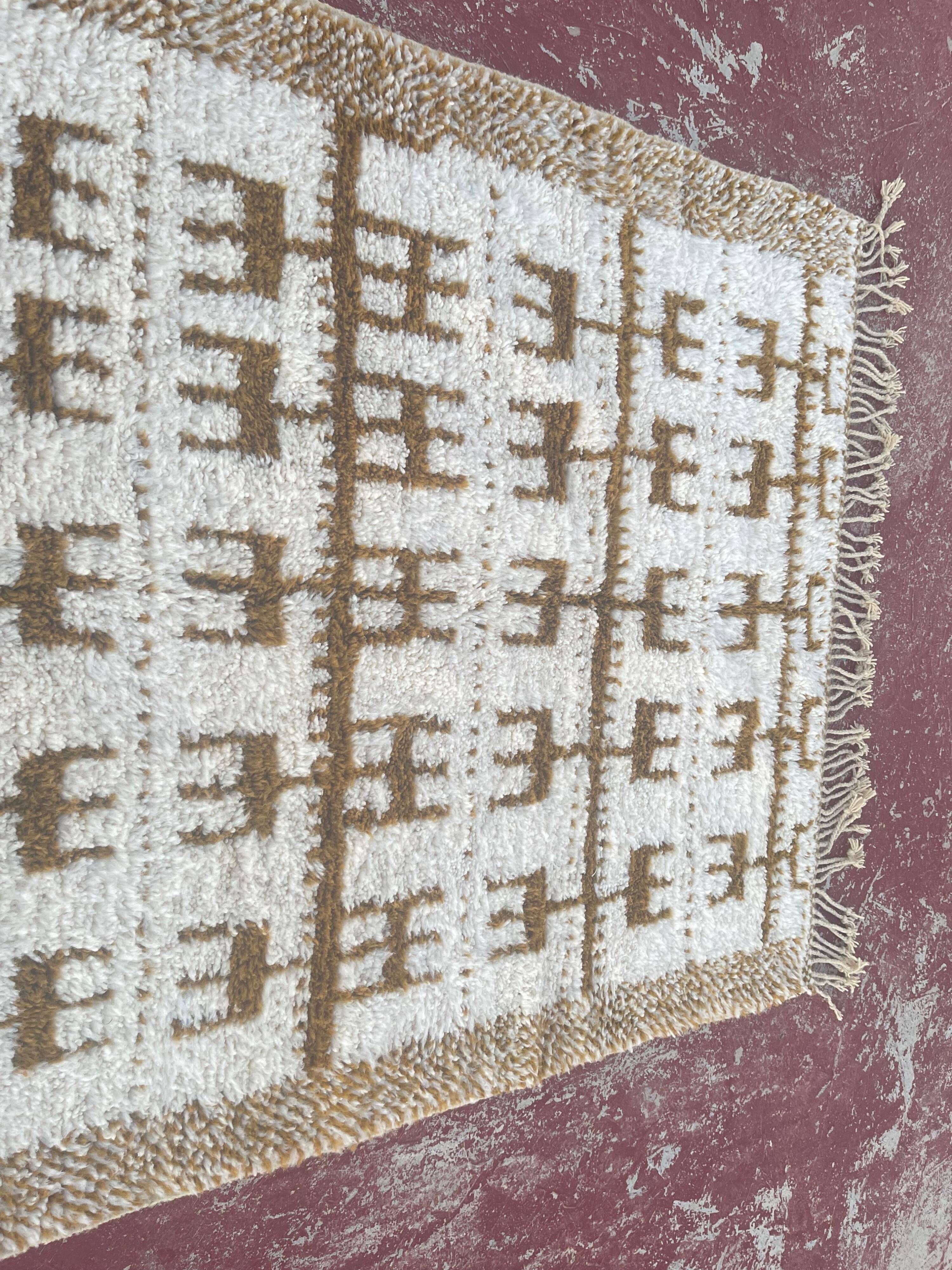 Moroccan Berber rug in cream and camel 250x200 cm – geometric patterns