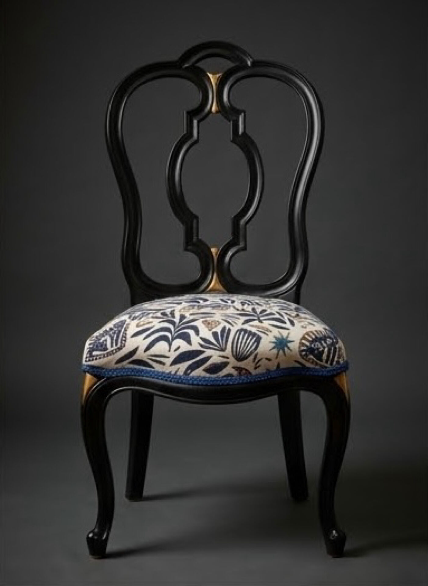 Paire de chaises cabriolet restaurées – Bois noir, détails dorés & tis