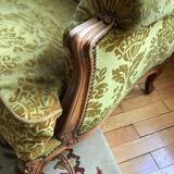 Fauteuil en velours jaune doré et merisier style Louis XV